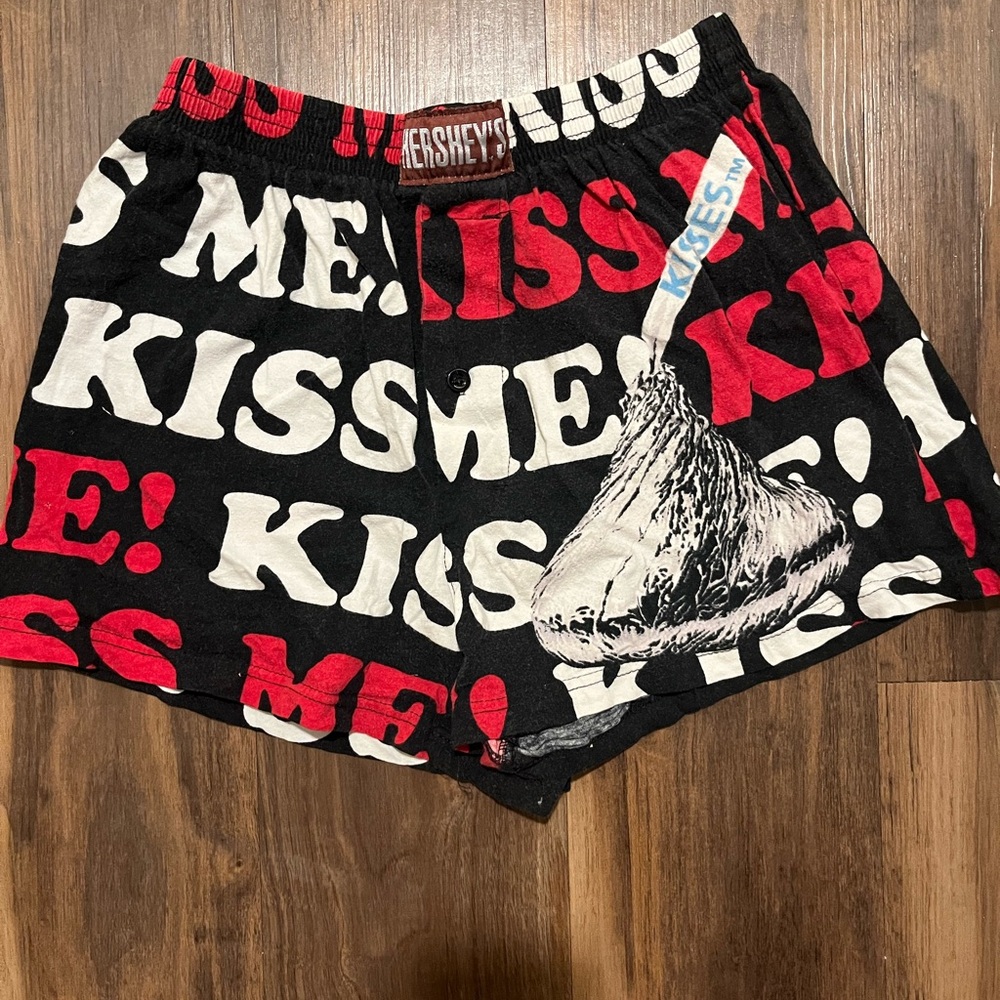 Hershey's Kisses 'Kiss Me' Black & Red Cotton Boxer Shorts - Women